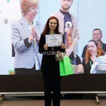 Елена Трегубова, специальный приз от компании 7ЦВЕТОВ